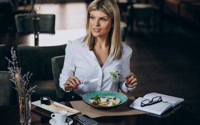 A business woman having lunch in a cafe.